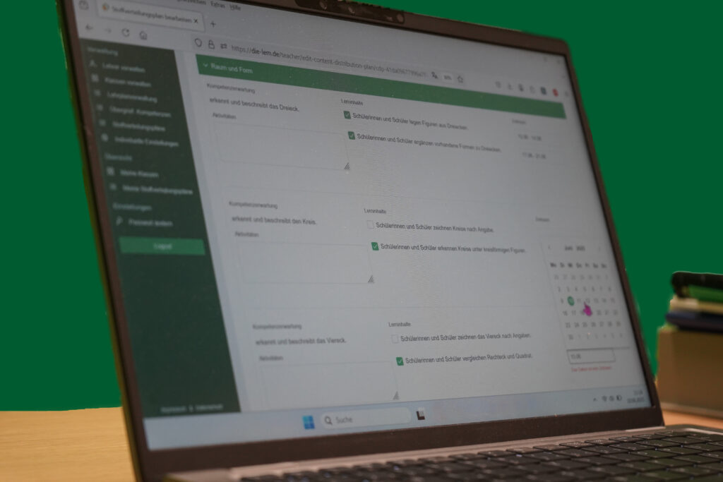 Laptop Bildschirm auf dem ein Stoffverteilungsplan gesehen werden kann.
