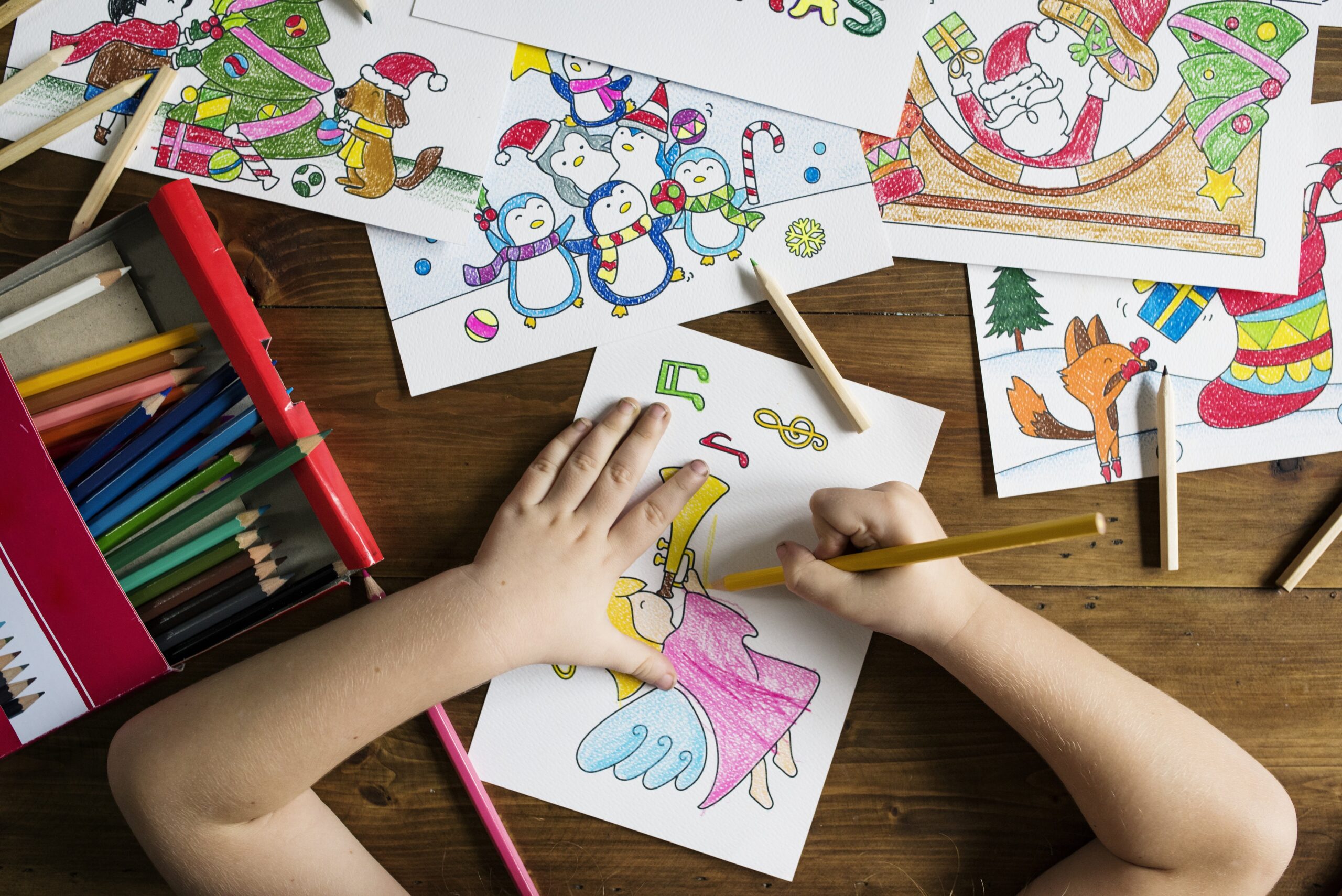 Kind malt mit Buntstiften strukturierte Ausmalbilder – Symbolbild dafür, wie LEM hilft klarer Struktur im Lernalltag von Kindern zu schaffen.
