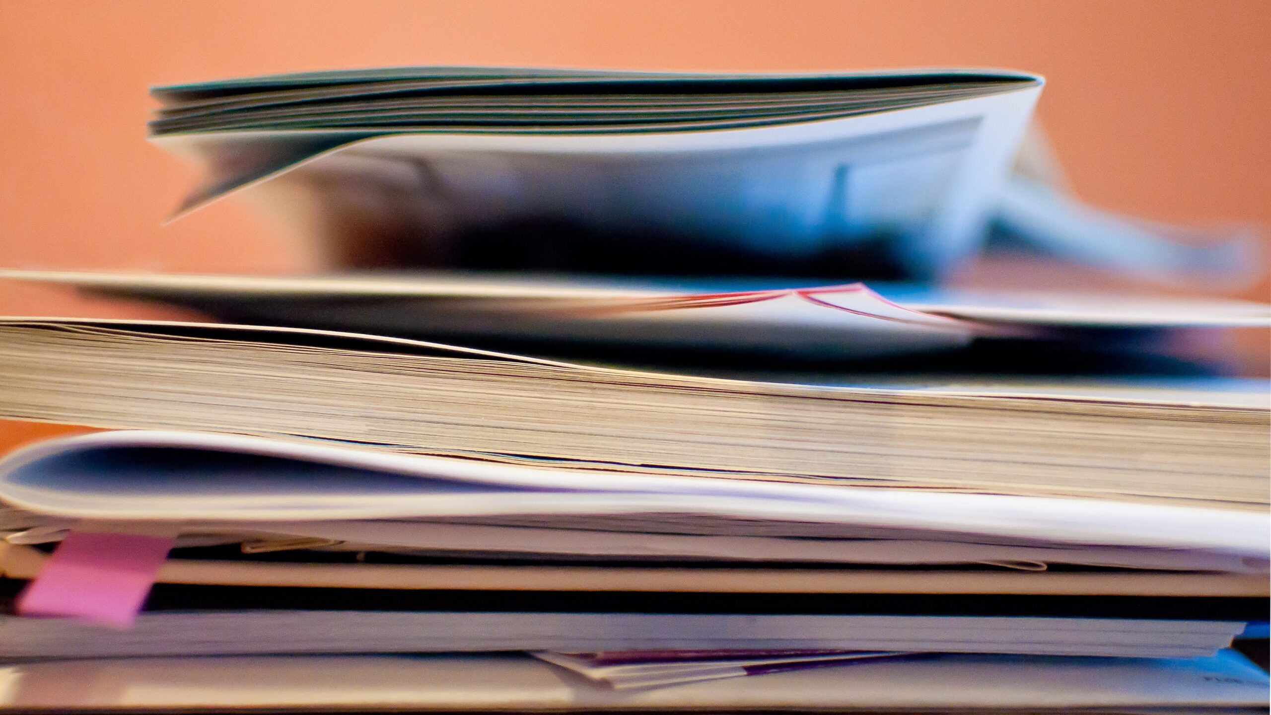 Unübersichtlicher Papierstapel mit Arbeitsheften – zeigt, wie Förderpläne ohne klare Struktur kaum praxisnah umzusetzen sind; Lernentwicklungsmappe schafft hier Abhilfe.